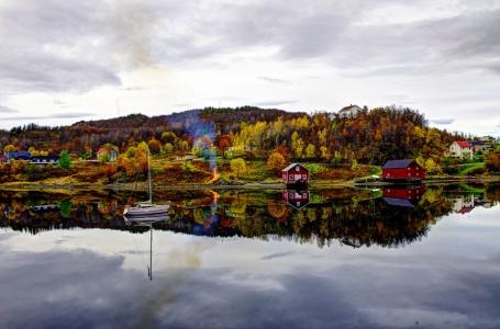 Soreisa，挪威北部，河，房子，秋天，小船，景观