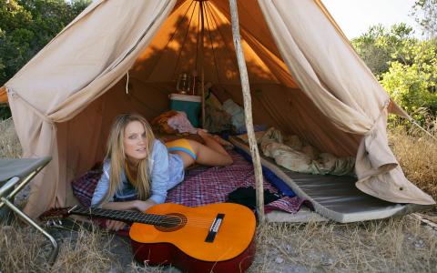 女孩，帐篷，吉他