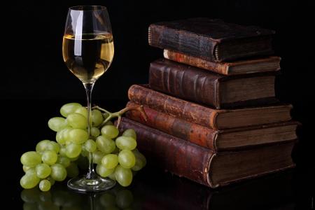 玻璃，书籍，葡萄