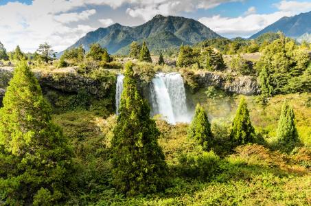 Truful-Truful瀑布，Conguillio国家公园，智利，Congiglio国家公园，智利，Truful Truful瀑布，山脉，树木，瀑布