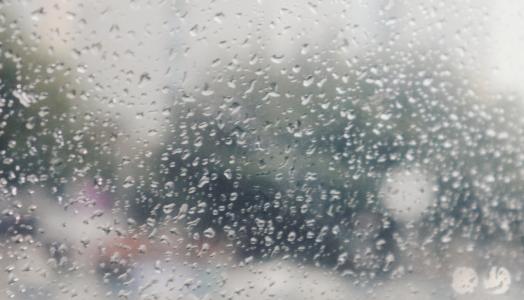 雨滴敲打着窗户