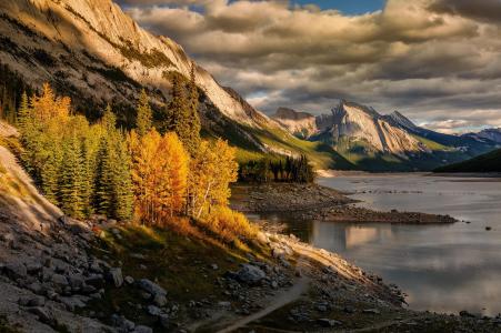 药湖，加拿大贾斯珀国家公园，秋天，山，景观
