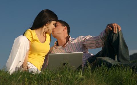 夫妇，男朋友，女孩，恋人，草，笔记本电脑