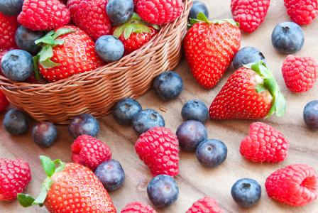 浆果，草莓，覆盆子，蓝莓，砂金，篮子