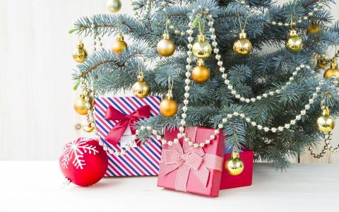 圣诞树，球，礼物