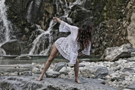 山河，女孩，石头，跳舞