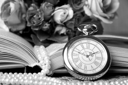 手表，书，珠，珍珠，鲜花，玫瑰，复古，黑色和白色