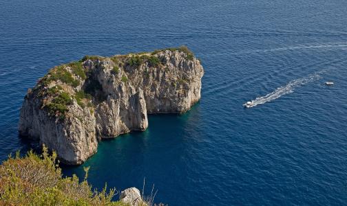卡普里，第勒尼安海的一个岛屿，地中海的一部分，是意大利那不勒斯省的一部分