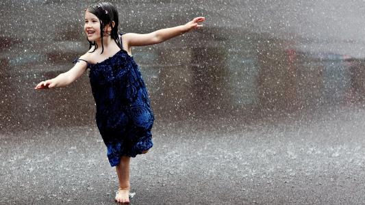 女孩，黑发，孩子，湿，雨，雨，赤脚，欢乐，笑，蓝色的裙子，微笑，路，滴