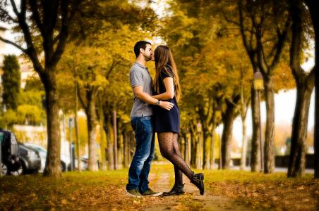 巷子里，秋天，树，叶子，夫妇，亲吻，家伙，女孩，爱