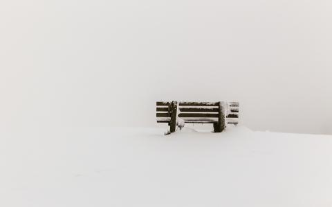 长凳，雪，极简主义