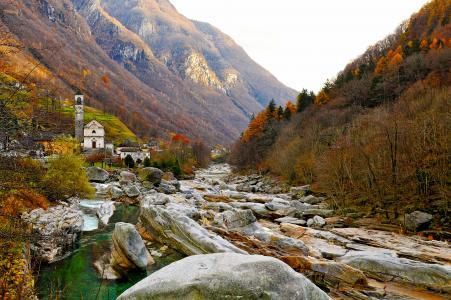 瑞士瓦尔扎斯卡山脉，河流，石头，树木，风景，秋天