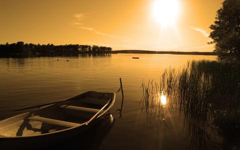 船，湖，太阳光线