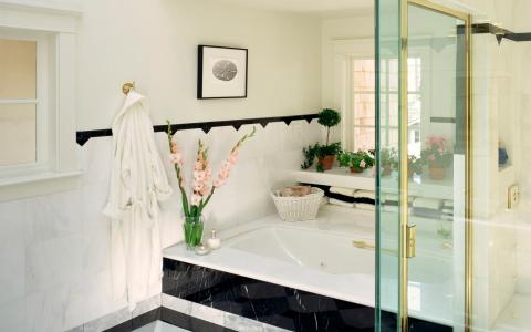 浴室，黑色瓷砖，花窗台
