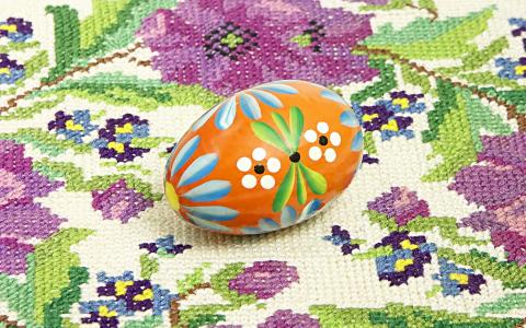 鸡蛋，绣花桌布
