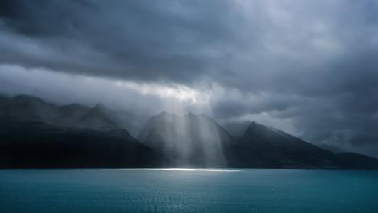 聚光灯，新西兰，瓦卡蒂普湖，皇后镇，风暴