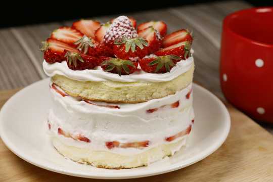 甘甜可口美食无限的草莓蛋糕图片