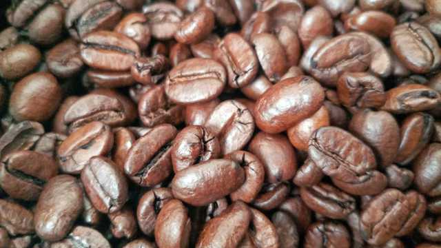丰硕棕色咖啡豆图片