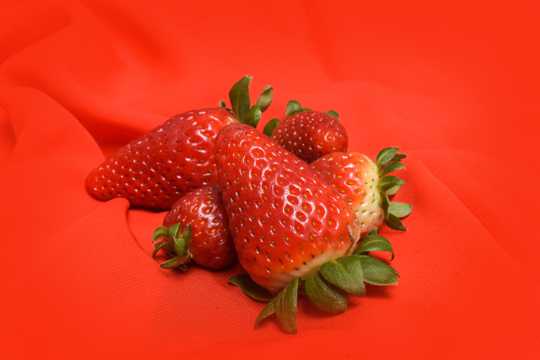 红色草莓背景图片