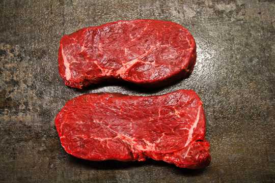 新鲜的红色生牛肉图片