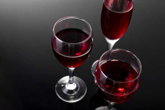 高贵的红酒和红酒杯图片