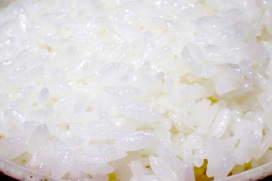 一碗煮熟的大白米图片
