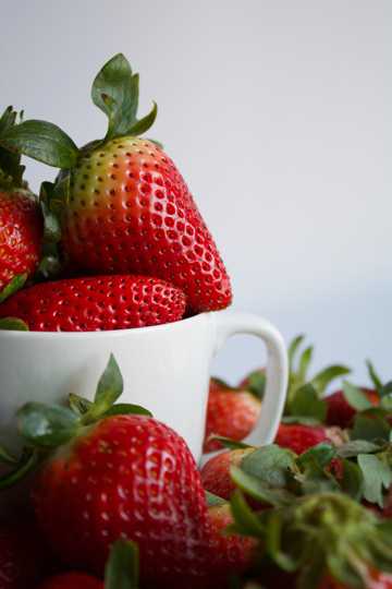 成熟新鲜草莓图片