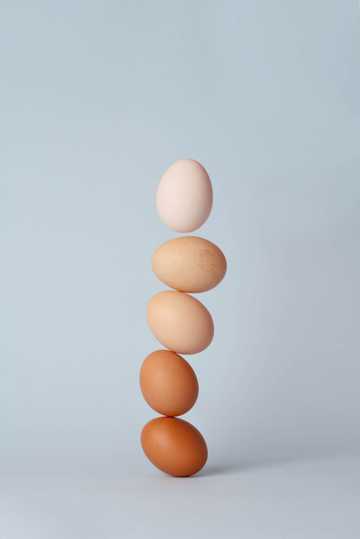 椭圆形的生鸡蛋图片