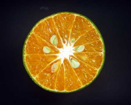 切开露出果粒的橙子图片