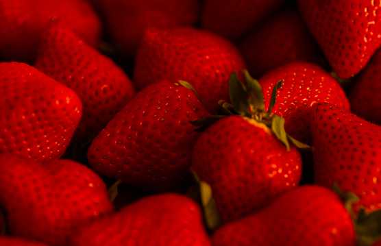 新嫣红色草莓水果图片