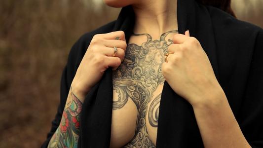 纹身纹到乳房上 割肉图片